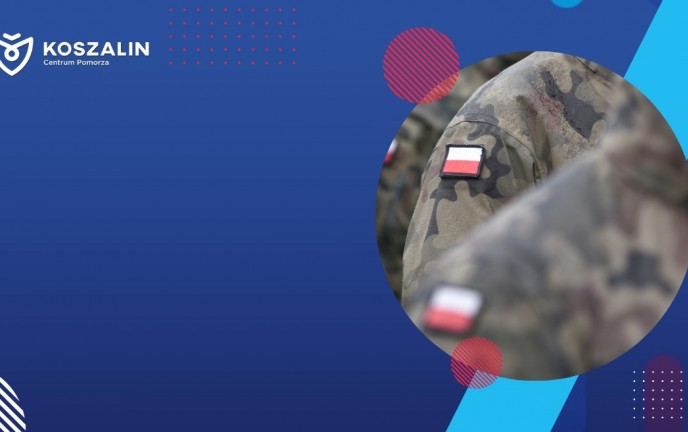 na zdjęciu widnieją osoby ubrane w mundury z flagą polski 