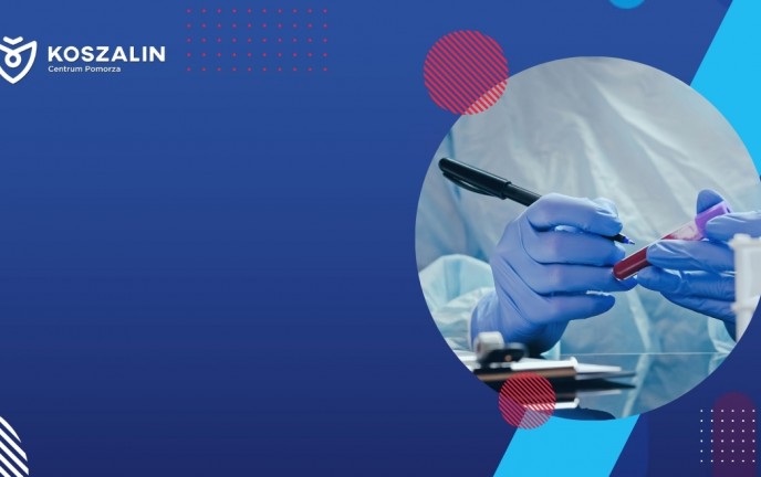 Lekarz wykonujący badania i opisujący próbki