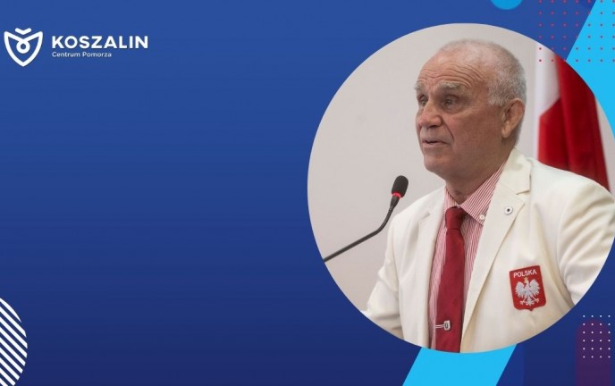 zdjęcie mężczyzny mówiącego do mikrofonu