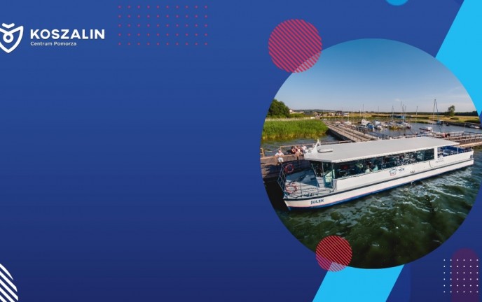 Statek Julek płynący po Jeziorze Jamno