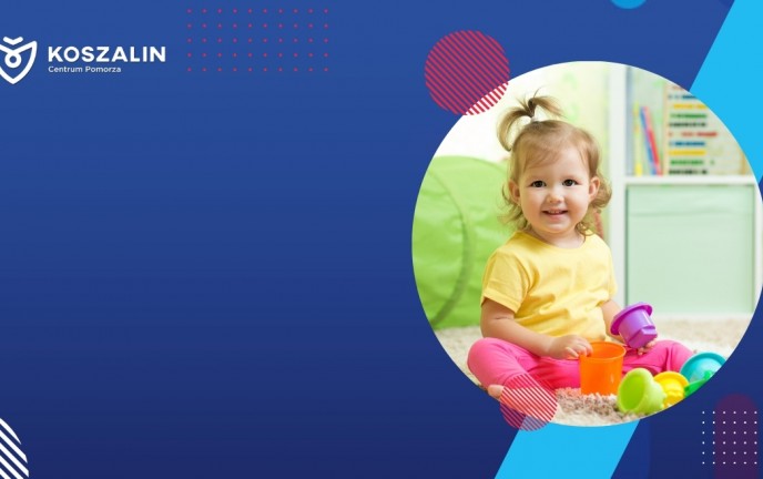 Mała uśmiechnięta dziewczynka w żłobku