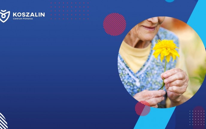 seniorka trzymająca w dłoni kwiat