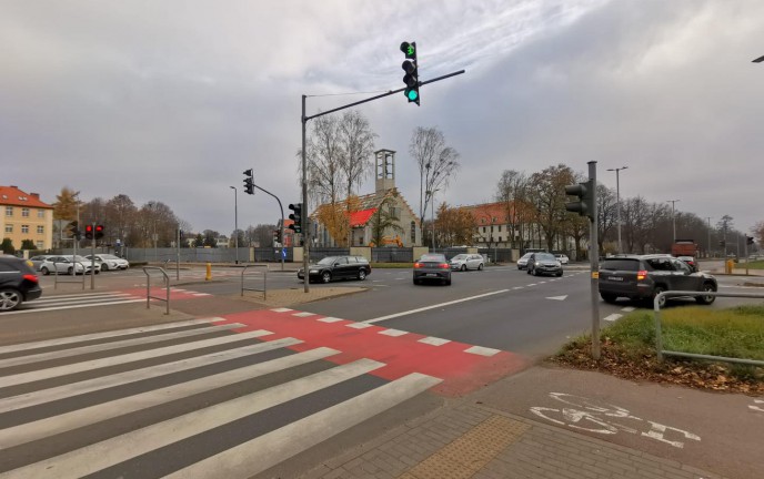 Zdjęcie przedstawiające skrzyżowanie u zbiegu ulic Zwycięstwa, Traugutta i 4-go Marca.