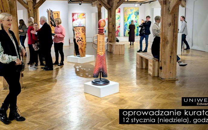 Na zdjęciu widoczne są eksponaty z wystawy, między którymi przechadzają się zwiedzający.