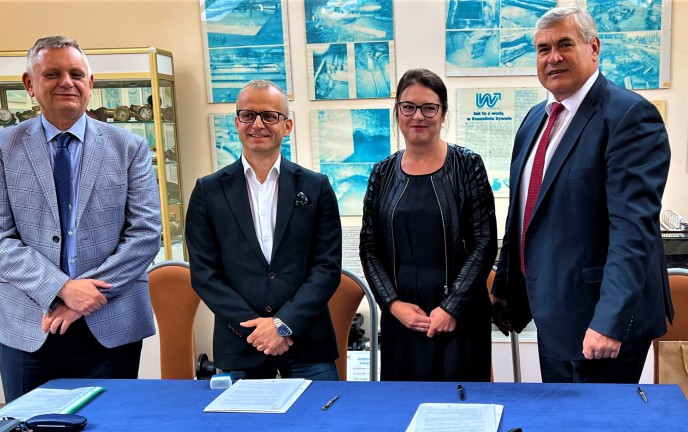 Prezydent Miasta Koszalina wraz z Prezesem MWiK i wykonawcą projektu podczas podpisania umowy w Muzeum Wody w Koszalinie.