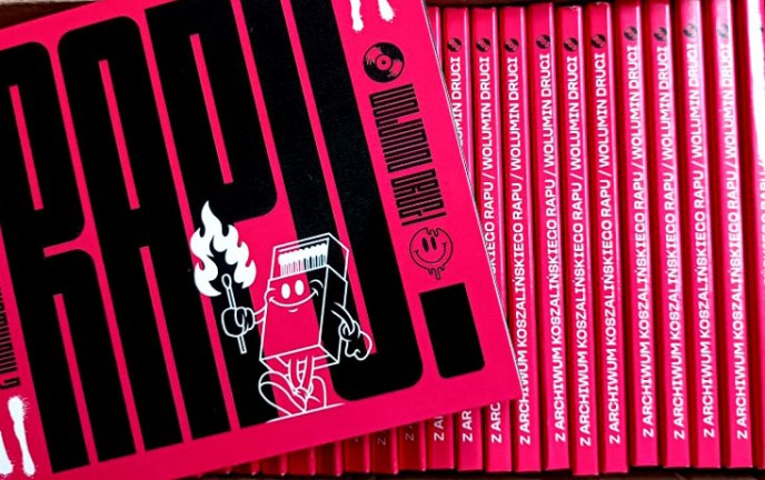 Grafika przedstawia okładkę płyty CD w kolorze czerwonym z napisem "Z archiwum koszalińskiego rapu/wolumin drugi"