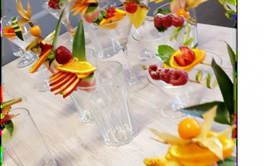 obrazek ukazuje blat stołu a na nim puste szklanki ozdobione owocami 