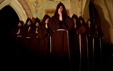 zdjęcie przedstawia wokalistów grupy Gregorian Grace w strojach średniowiecznych mnichów