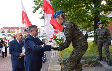 Na zdjęciu Prezydent Piotr Jedliński składający kwiaty przy pomniku 