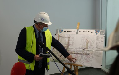 Na zdjęciu Prezydent Piotr Jedliński oraz plany remontu ulic Jedności i Głowackiego