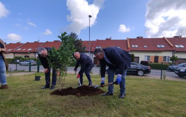 Na zdjęciu jest Prezydent Miasta, Przewodniczący Rady Miejskiej, Prezes PGK w Koszalinie oraz Dyrektor DPS w Koszalinie