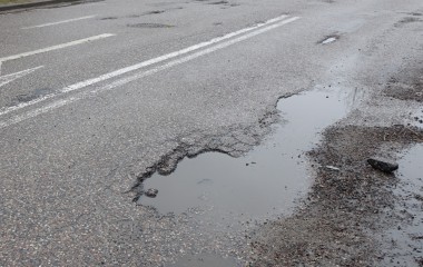dziurawa droga w Koszalinie