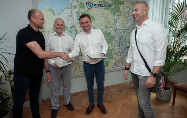 Na zdjęciu znajdują się: Prezydent Miasta Koszalin Tomasz Sobieraj, Zastępca Prezydenta Sebastian Tałaj, Norbert Koselski oraz Grzegorz Kruk