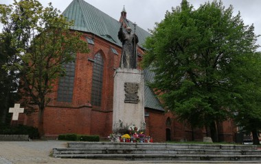 Pomnik Świętego Jana Pawła II przed Katedrą w Koszalinie
