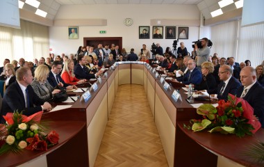 Na zdjęciu radni Rady Miejskiej i przedstawiciele mediów