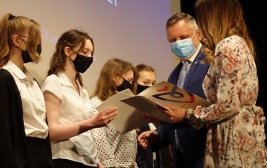 Na zdjęciu Prezydent Koszalina i nagrodzeni uczniowie