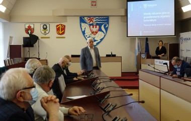 Zdjęcie przedstawia Zastępcę Prezydenta Miasta Koszalina podczas spotkania z przedstawicielami Rad Osiedli 