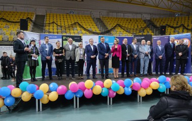 Na zdjęciu znajdują się przedstawiciele ważnych firm i instytucji w Koszalinie, którzy stoją na scenie.
