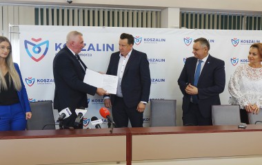 Na zdjęciu znajduje się Prezydent Miasta oraz prezes Prokmet Sp. z o.o. oraz przedstawiciel Pomorskiej Agencji Rozwoju Regionalnego w Słupsku 