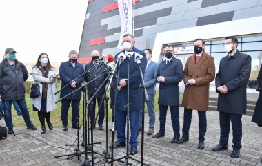 Na zdjęciu znajduje się Prezydent Miasta Piotr Jedliński oraz inni uczestnicy konferencji prasowej