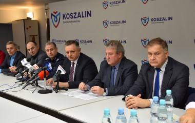 Zdjęcie z konferencji prasowej, a na nim znajduje się między innymi prezydent Miasta Piotr Jedliński, Zastępca Prezydenta Przemysław Krzyżanowski