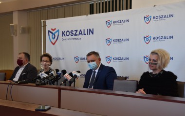 Na zdjęciu znajduje się prezydent Miasta Piotr Jedliński podczas konferencji prasowej