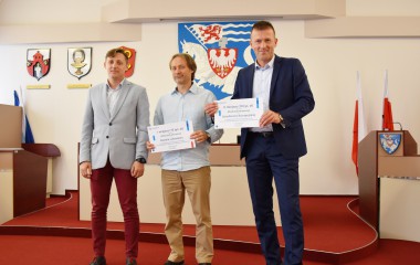 Na zdjęciu znajduje się Sekretarz Miasta Koszalina Tomasz Czuczak oraz przedstawiciele zwycięskich rad osiedli, którzy odebrali nagrody.