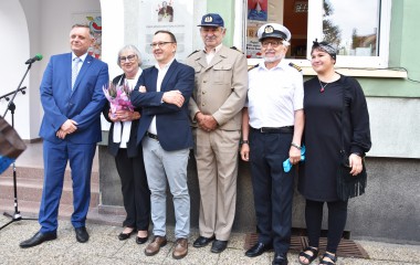 Na zdjęciu znajduje się rodzina pisarza wraz z Prezydentem Miasta Piotrem Jedlińskim