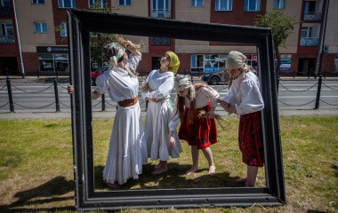 Dzień działacza kultury zdjęcie przedstawia 3 aktorki przebrane w stroje ludowe