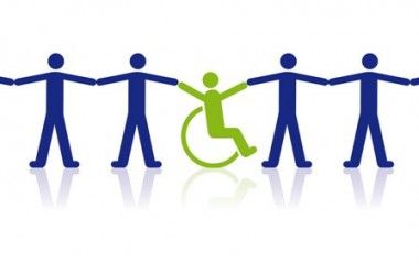 grafika przedstawiająca ludziki trzymające się za ręce z osoba na wózku inwalidzkim