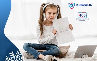 Na zdjęciu znajduje się dziewczynka ze słuchawkami i laptopem siedząca z rysunkiem w dłoniach