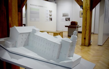 Zdjęcie przedstawia białą makietę budynku Muzeum w Koszalinie