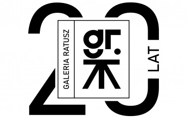 Obraz przedstawia logo przygotowane z okazji 20-lecia Galerii Ratusz