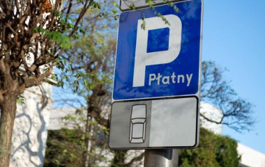 Znak drogowy informujący o strefie płatnego parkowania. 