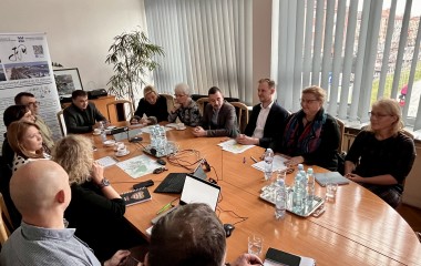 uczestnicy spotkania międzynarodowego siedzą przy stole