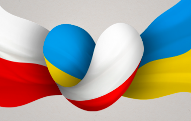 Zdjęcie przedstawia flagę polską i ukraińską splecione w kształcie serca