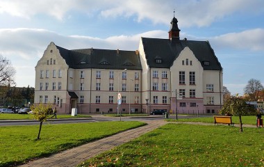 Fot. File:Koszalin I Liceum Ogólnokształcące im. St. Dubois.jpg - Wikimedia Commons