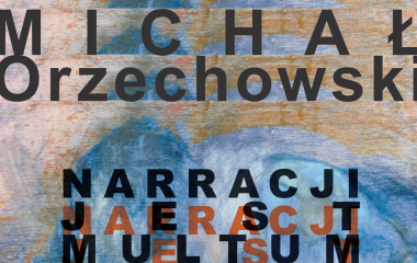Grafika na tle w kolorach błękitu i beżu przedstawia czarny napis "Michał Orzechowski. Narracji jest multum".