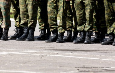 buty i spodnie wojskowe. Nogi żołnierzy