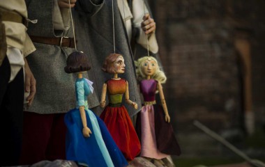 Zdjęcie przedstawia trzy marionetki w strojach księżniczek