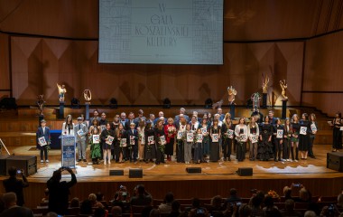 Na zdjęciu widać grono laureatów w centralnej części sceny Filharmonii Koszalińskiej.