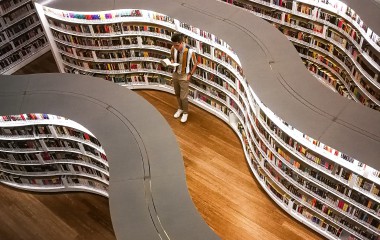 Zdjęcie przedstawia wnętrze biblioteki