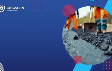 zdjęcie pokazujące nogi mężczyzny z łopatą 