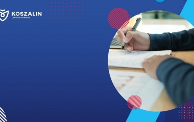 Na grafice znajduje się osoba wypełniająca wniosek.