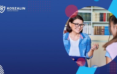 Pracownik Socjalny - uśmiechnięta kobieta w okularach