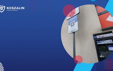 Na grafice znajduje się znak z kodem QR i parkomat