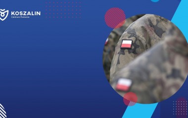 na zdjęciu widnieją osoby ubrane w mundury z flagą polski 