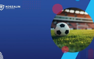 Na grafice znajduje się piłka na boisku