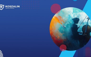 na zdjęciu widnieje kobieta grająca na instrumencie 