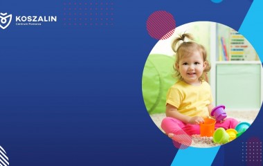 Mała uśmiechnięta dziewczynka w żłobku